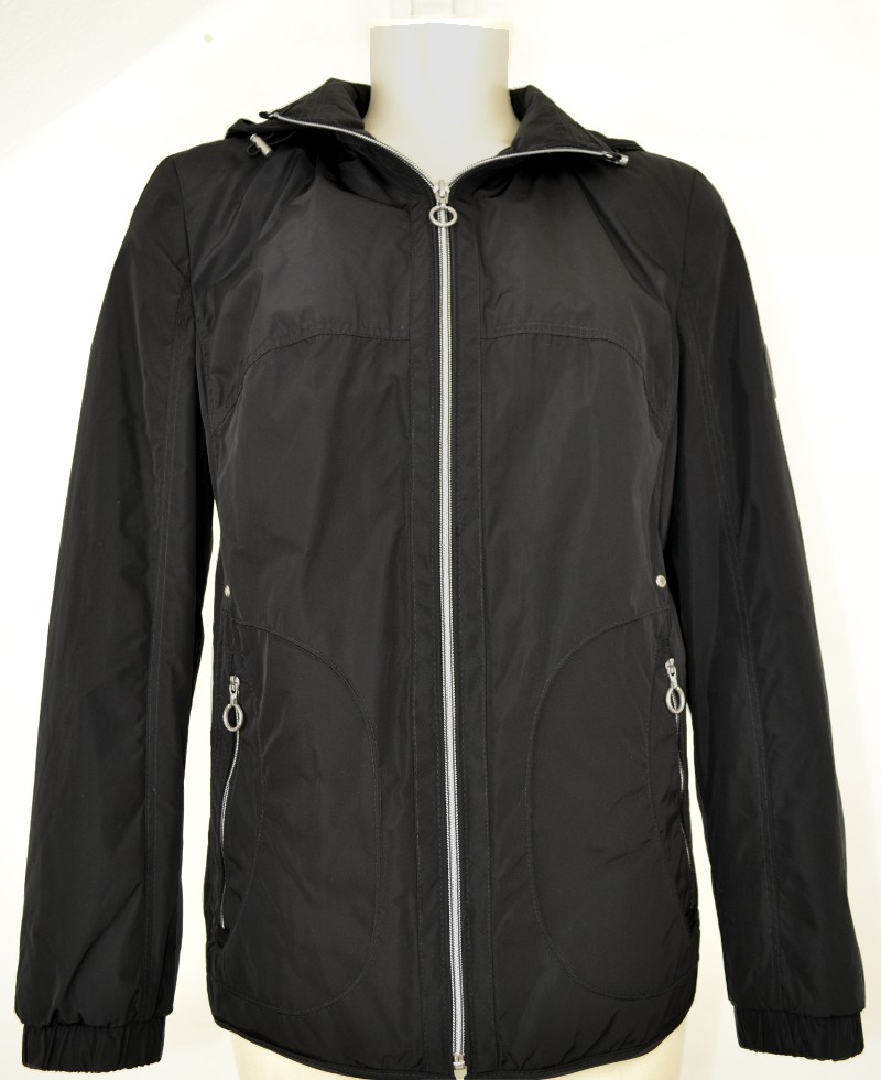 Leichte Outdoorjacke mit Kapuze in schwarz