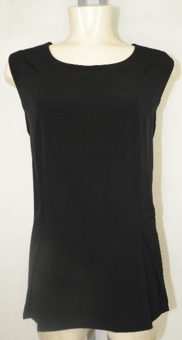 Top in schwarz mit leicht überschnittenem Arm